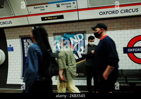 Les passagers portant un masque facial, actuellement mandaté pour les transports en commun, se promo le long d'une plateforme Central Line à la gare d'Oxford Circus à Londres, en Angleterre, sur 14 août 2020. Le nombre de passagers dans le métro de Londres reste bien en dessous des niveaux antérieurs à la pandémie, alors que la ville continue de se faire une apparition hésitante après le blocage du coronavirus, les craintes du Covid-19 empêchant encore beaucoup d'utiliser les transports en commun. (Photo de David Cliff/NurPhoto) Banque D'Images