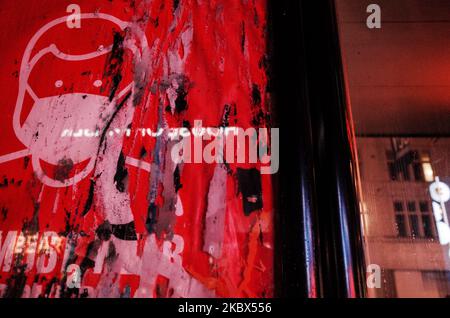 Une affiche rappelant aux passagers l'obligation de porter un revêtement facial dans les transports en commun est visible derrière des draps recouverts de graffitis à un arrêt de bus sur Oxford Street à Londres, en Angleterre, sur 14 août 2020. (Photo de David Cliff/NurPhoto) Banque D'Images