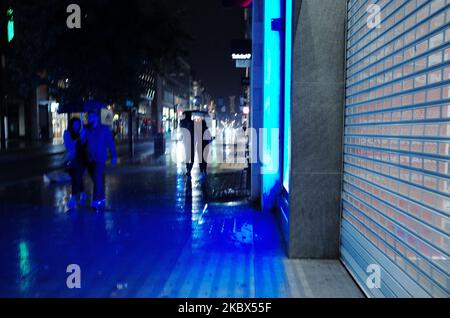 Les gens qui se trouvent sous des parasols marchent le long d'Oxford Street pendant une descente nocturne à Londres, Angleterre, sur 14 août 2020. (Photo de David Cliff/NurPhoto) Banque D'Images