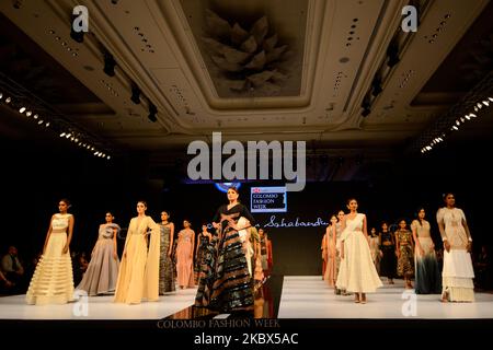 Un modèle affiche des créations du designer Dimuthu sahabandu lors de la semaine de la mode à Colombo, Sri Lanka 14 août 2020. (Photo d'Akila Jayawardana/NurPhoto) Banque D'Images