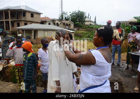 Un dévot de la déesse Osun exécute un rituel pendant le festival annuel Osun-Osogbo en l'honneur d'elle à Osogbo, Nigeria, on 14 août 2020. (Photo par Olukayode Jaiyeola/NurPhoto) Banque D'Images