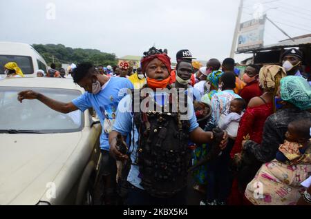 Un dévot de la déesse Osun exécute un rituel/prière sur la route pendant le festival annuel Osun-Osogbo en l'honneur d'elle à Osogbo, au Nigeria, sur 14 août 2020. (Photo par Olukayode Jaiyeola/NurPhoto) Banque D'Images