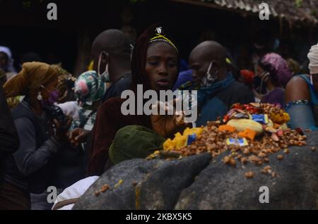 Un dévot de la déesse Osun exécute un rituel avec une noix de kola lors du festival annuel Osun-Osogbo en l'honneur d'elle à Osogbo, Nigeria, sur 14 août 2020. (Photo par Olukayode Jaiyeola/NurPhoto) Banque D'Images