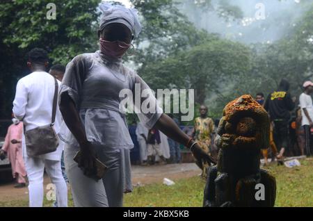 Un dévot de la déesse Osun exécute un rituel pendant le festival annuel Osun-Osogbo en l'honneur d'elle à Osogbo, Nigeria, on 14 août 2020. (Photo par Olukayode Jaiyeola/NurPhoto) Banque D'Images