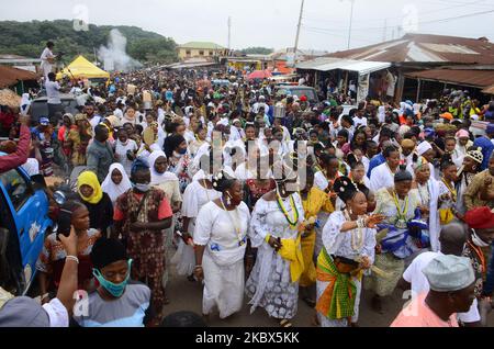 Les fidèles de la déesse Osun participent au festival annuel Osun-Osogbo à Osogbo, dans le sud-ouest du Nigeria, sur 14 août 2020. (Photo par Olukayode Jaiyeola/NurPhoto) Banque D'Images