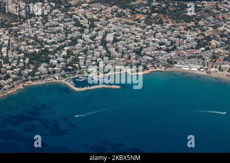 La plage publique de Varkiza, en banlieue de la capitale grecque Athènes, est surpeuplée d'un avion avec des milliers de personnes, des parasols et des chaises longues sur le sable, mais elle est également visible au célèbre Varkiza Resort et au bar de plage populaire Yabanaki. Le gouvernement local ajoute de nouvelles mesures de sécurité telles que les problèmes sociaux, la modification des heures de travail, l'utilisation obligatoire du masque facial, etc contre la propagation du coronavirus Covid-19 épidémie pandémique après avoir détendu le confinement, les voyages et l'interdiction de circulation, quarantaine il y a quelques semaines, en essayant de relancer la saison touristique, mais récemment, le nombre de cas a commencé incre Banque D'Images