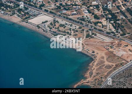 La plage publique de Varkiza, en banlieue de la capitale grecque Athènes, est surpeuplée d'un avion avec des milliers de personnes, des parasols et des chaises longues sur le sable, mais elle est également visible au célèbre Varkiza Resort et au bar de plage populaire Yabanaki. Le gouvernement local ajoute de nouvelles mesures de sécurité telles que les problèmes sociaux, la modification des heures de travail, l'utilisation obligatoire du masque facial, etc contre la propagation du coronavirus Covid-19 épidémie pandémique après avoir détendu le confinement, les voyages et l'interdiction de circulation, quarantaine il y a quelques semaines, en essayant de relancer la saison touristique, mais récemment, le nombre de cas a commencé incre Banque D'Images