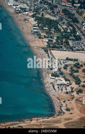 La plage publique de Varkiza, en banlieue de la capitale grecque Athènes, est surpeuplée d'un avion avec des milliers de personnes, des parasols et des chaises longues sur le sable, mais elle est également visible au célèbre Varkiza Resort et au bar de plage populaire Yabanaki. Le gouvernement local ajoute de nouvelles mesures de sécurité telles que les problèmes sociaux, la modification des heures de travail, l'utilisation obligatoire du masque facial, etc contre la propagation du coronavirus Covid-19 épidémie pandémique après avoir détendu le confinement, les voyages et l'interdiction de circulation, quarantaine il y a quelques semaines, en essayant de relancer la saison touristique, mais récemment, le nombre de cas a commencé incre Banque D'Images