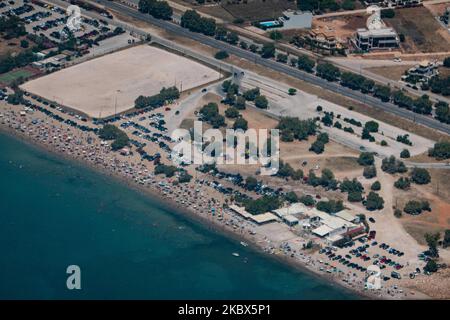 La plage publique de Varkiza, en banlieue de la capitale grecque Athènes, est surpeuplée d'un avion avec des milliers de personnes, des parasols et des chaises longues sur le sable, mais elle est également visible au célèbre Varkiza Resort et au bar de plage populaire Yabanaki. Le gouvernement local ajoute de nouvelles mesures de sécurité telles que les problèmes sociaux, la modification des heures de travail, l'utilisation obligatoire du masque facial, etc contre la propagation du coronavirus Covid-19 épidémie pandémique après avoir détendu le confinement, les voyages et l'interdiction de circulation, quarantaine il y a quelques semaines, en essayant de relancer la saison touristique, mais récemment, le nombre de cas a commencé incre Banque D'Images