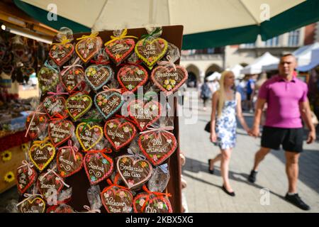 Un stand avec des coeurs de pain d'épice traditionnellement faits. L'édition 44th de la Foire internationale de l'art folklorique et de l'artisanat a lieu sur la place du marché principal de Cracovie, une belle tradition et rencontre avec des potiers traditionnels, des laçage, des sculpteurs folkloriques, des tisserands, des brodeurs, Peintres, sculpteurs et forgerons de Pologne et des pays voisins. Vendredi, 14 août 2020, à Cracovie, en Pologne. (Photo par Artur Widak/NurPhoto) Banque D'Images