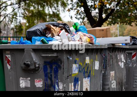 Belgrade, Serbie - 02 novembre 2022 : benne pleine de déchets. Les ordures tombent partout. Arrêter la pollution, commencer le recyclage et sauver notre planète Banque D'Images