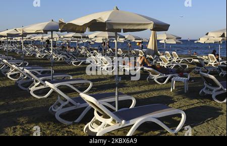 Les vacanciers profitent du soleil sur la plage Mackenzie à Larnaca. Chypre, samedi, 15 août 2020 le ministre du Tourisme de Chypre, Savvas Perdios, a déclaré que le pays ne s'attend pas à recevoir autant de touristes cette année qu'il l'a accueilli en 2019, car la pandémie du coronavirus a jusqu'à présent fermé ses principaux marchés touristiques. (Photo de Danil Shamkin/NurPhoto) Banque D'Images