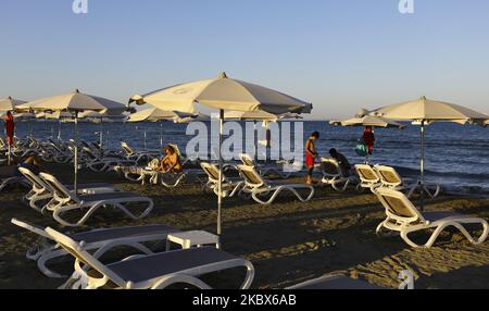 Les vacanciers profitent du soleil sur la plage Mackenzie à Larnaca. Chypre, samedi, 15 août 2020 le ministre du Tourisme de Chypre, Savvas Perdios, a déclaré que le pays ne s'attend pas à recevoir autant de touristes cette année qu'il l'a accueilli en 2019, car la pandémie du coronavirus a jusqu'à présent fermé ses principaux marchés touristiques. (Photo de Danil Shamkin/NurPhoto) Banque D'Images