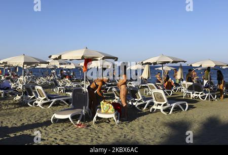 Les vacanciers profitent du soleil sur la plage Mackenzie à Larnaca. Chypre, samedi, 15 août 2020 le ministre du Tourisme de Chypre, Savvas Perdios, a déclaré que le pays ne s'attend pas à recevoir autant de touristes cette année qu'il l'a accueilli en 2019, car la pandémie du coronavirus a jusqu'à présent fermé ses principaux marchés touristiques. (Photo de Danil Shamkin/NurPhoto) Banque D'Images