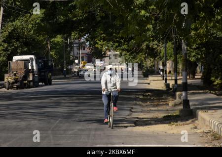 Un cachemiri passe son vélo pendant le shutdown tandis que l'Inde célèbre son jour d'indépendance à Srinagar, au Cachemire administré par l'Inde, sur 15 août 2020. Le couvre-feu a été imposé et les services Internet mobiles ont été interdits dans la vallée du Cachemire à la veille du jour indien de l'indépendance. (Photo de Muzamil Mattoo/NurPhoto) Banque D'Images