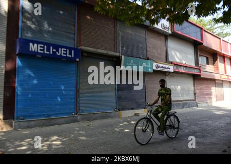 Un cachemiri passe son vélo pendant le shutdown tandis que l'Inde célèbre son jour d'indépendance à Srinagar, au Cachemire administré par l'Inde, sur 15 août 2020. Le couvre-feu a été imposé et les services Internet mobiles ont été interdits dans la vallée du Cachemire à la veille du jour indien de l'indépendance. (Photo de Muzamil Mattoo/NurPhoto) Banque D'Images