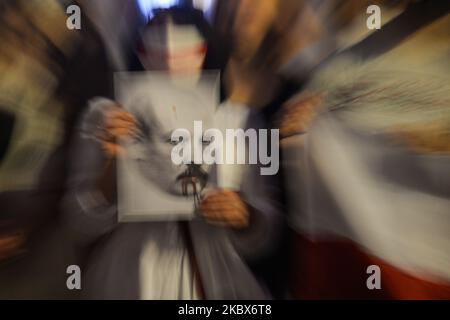 Un manifestant tient une image d'Alexandre Loukachenko. Samedi soir, des membres de la diaspora biélorusse locale, des militants et des supporters locaux se tapis pour exprimer leur solidarité avec les Biélorusses lors du rassemblement de solidarité organisé sur la place du marché principal de Cracovie. Sur 15 août 2020, à Cracovie, en Pologne. (Photo par Artur Widak/NurPhoto) Banque D'Images