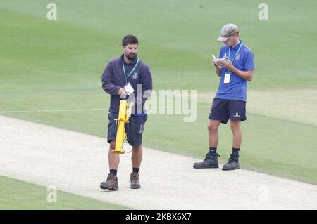 Groundsman vérifiant le cricket pendant la première journée de Bob Willis Trophy Southern Group entre Sussex CCC et Essex CCC au 1st Central County Ground, Brighton et Hove, Angleterre, le 15th août 2020 (photo par action Foto Sport/NurPhoto) Banque D'Images