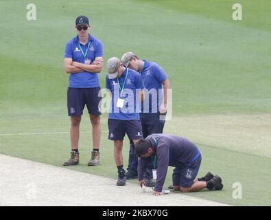 Groundsman vérifiant le cricket pendant la première journée de Bob Willis Trophy Southern Group entre Sussex CCC et Essex CCC au 1st Central County Ground, Brighton et Hove, Angleterre, le 15th août 2020 (photo par action Foto Sport/NurPhoto) Banque D'Images