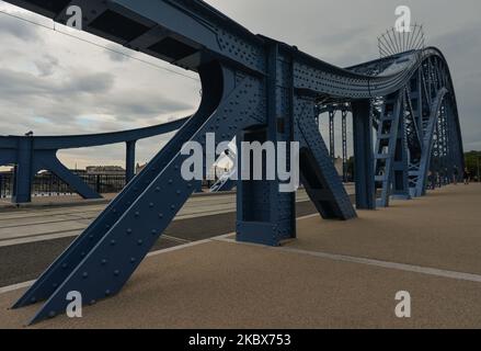 Vue sur le pont Jozef Pilsudski après travaux de rénovation. Le célèbre monument de Cracovie, construit en 1933, est apparu dans la liste des Schindler, un film américain réalisé et produit en 1993 par Steven Spielberg. Le pont est fermé depuis mars 2019 pour rénovation. 100 % de la structure en acier a été remplacée et les rambardes ont été réparées et couvertes de protection anticorrosion. Les piliers du pont ont été nettoyés et les chemins étaient pavés. Dans le cadre de l'investissement, la structure à treillis de 147,5 mètres de long du pont sera illuminée la nuit. Sur 16 août 2020, à Cracovie, petite Pologne Voivodeship, P. Banque D'Images