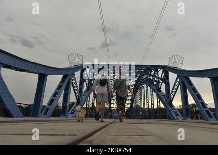 Vue sur le pont Jozef Pilsudski après travaux de rénovation. Le célèbre monument de Cracovie, construit en 1933, est apparu dans la liste des Schindler, un film américain réalisé et produit en 1993 par Steven Spielberg. Le pont est fermé depuis mars 2019 pour rénovation. 100 % de la structure en acier a été remplacée et les rambardes ont été réparées et couvertes de protection anticorrosion. Les piliers du pont ont été nettoyés et les chemins étaient pavés. Dans le cadre de l'investissement, la structure à treillis de 147,5 mètres de long du pont sera illuminée la nuit. Sur 16 août 2020, à Cracovie, petite Pologne Voivodeship, P. Banque D'Images