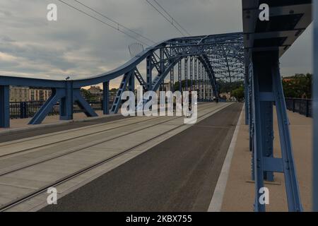 Vue sur le pont Jozef Pilsudski après travaux de rénovation. Le célèbre monument de Cracovie, construit en 1933, est apparu dans la liste des Schindler, un film américain réalisé et produit en 1993 par Steven Spielberg. Le pont est fermé depuis mars 2019 pour rénovation. 100 % de la structure en acier a été remplacée et les rambardes ont été réparées et couvertes de protection anticorrosion. Les piliers du pont ont été nettoyés et les chemins étaient pavés. Dans le cadre de l'investissement, la structure à treillis de 147,5 mètres de long du pont sera illuminée la nuit. Sur 16 août 2020, à Cracovie, petite Pologne Voivodeship, P. Banque D'Images