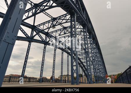 Vue sur le pont Jozef Pilsudski après travaux de rénovation. Le célèbre monument de Cracovie, construit en 1933, est apparu dans la liste des Schindler, un film américain réalisé et produit en 1993 par Steven Spielberg. Le pont est fermé depuis mars 2019 pour rénovation. 100 % de la structure en acier a été remplacée et les rambardes ont été réparées et couvertes de protection anticorrosion. Les piliers du pont ont été nettoyés et les chemins étaient pavés. Dans le cadre de l'investissement, la structure à treillis de 147,5 mètres de long du pont sera illuminée la nuit. Sur 16 août 2020, à Cracovie, petite Pologne Voivodeship, P. Banque D'Images