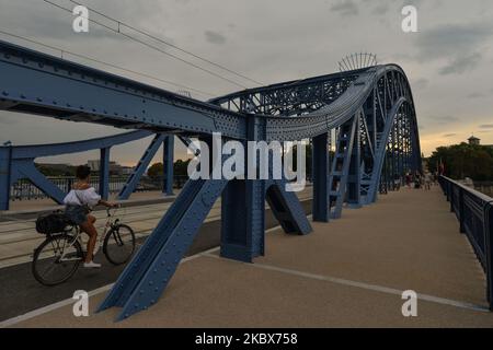 Vue sur le pont Jozef Pilsudski après travaux de rénovation. Le célèbre monument de Cracovie, construit en 1933, est apparu dans la liste des Schindler, un film américain réalisé et produit en 1993 par Steven Spielberg. Le pont est fermé depuis mars 2019 pour rénovation. 100 % de la structure en acier a été remplacée et les rambardes ont été réparées et couvertes de protection anticorrosion. Les piliers du pont ont été nettoyés et les chemins étaient pavés. Dans le cadre de l'investissement, la structure à treillis de 147,5 mètres de long du pont sera illuminée la nuit. Sur 16 août 2020, à Cracovie, petite Pologne Voivodeship, P. Banque D'Images