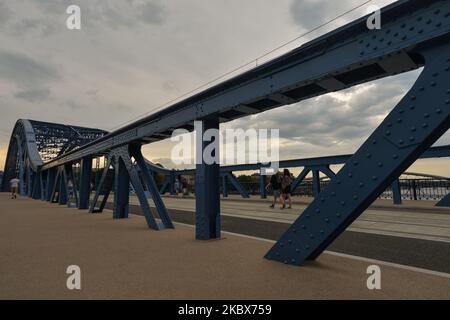 Vue sur le pont Jozef Pilsudski après travaux de rénovation. Le célèbre monument de Cracovie, construit en 1933, est apparu dans la liste des Schindler, un film américain réalisé et produit en 1993 par Steven Spielberg. Le pont est fermé depuis mars 2019 pour rénovation. 100 % de la structure en acier a été remplacée et les rambardes ont été réparées et couvertes de protection anticorrosion. Les piliers du pont ont été nettoyés et les chemins étaient pavés. Dans le cadre de l'investissement, la structure à treillis de 147,5 mètres de long du pont sera illuminée la nuit. Sur 16 août 2020, à Cracovie, petite Pologne Voivodeship, P. Banque D'Images