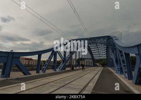 Vue sur le pont Jozef Pilsudski après travaux de rénovation. Le célèbre monument de Cracovie, construit en 1933, est apparu dans la liste des Schindler, un film américain réalisé et produit en 1993 par Steven Spielberg. Le pont est fermé depuis mars 2019 pour rénovation. 100 % de la structure en acier a été remplacée et les rambardes ont été réparées et couvertes de protection anticorrosion. Les piliers du pont ont été nettoyés et les chemins étaient pavés. Dans le cadre de l'investissement, la structure à treillis de 147,5 mètres de long du pont sera illuminée la nuit. Sur 16 août 2020, à Cracovie, petite Pologne Voivodeship, P. Banque D'Images