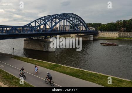 Vue sur le pont Jozef Pilsudski après travaux de rénovation. Le célèbre monument de Cracovie, construit en 1933, est apparu dans la liste des Schindler, un film américain réalisé et produit en 1993 par Steven Spielberg. Le pont est fermé depuis mars 2019 pour rénovation. 100 % de la structure en acier a été remplacée et les rambardes ont été réparées et couvertes de protection anticorrosion. Les piliers du pont ont été nettoyés et les chemins étaient pavés. Dans le cadre de l'investissement, la structure à treillis de 147,5 mètres de long du pont sera illuminée la nuit. Sur 16 août 2020, à Cracovie, petite Pologne Voivodeship, P. Banque D'Images