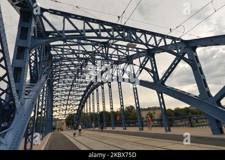 Vue sur le pont Jozef Pilsudski après travaux de rénovation. Le célèbre monument de Cracovie, construit en 1933, est apparu dans la liste des Schindler, un film américain réalisé et produit en 1993 par Steven Spielberg. Le pont est fermé depuis mars 2019 pour rénovation. 100 % de la structure en acier a été remplacée et les rambardes ont été réparées et couvertes de protection anticorrosion. Les piliers du pont ont été nettoyés et les chemins étaient pavés. Dans le cadre de l'investissement, la structure à treillis de 147,5 mètres de long du pont sera illuminée la nuit. Sur 16 août 2020, à Cracovie, petite Pologne Voivodeship, P. Banque D'Images