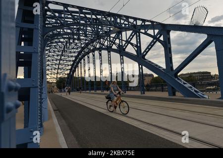 Vue sur le pont Jozef Pilsudski après travaux de rénovation. Le célèbre monument de Cracovie, construit en 1933, est apparu dans la liste des Schindler, un film américain réalisé et produit en 1993 par Steven Spielberg. Le pont est fermé depuis mars 2019 pour rénovation. 100 % de la structure en acier a été remplacée et les rambardes ont été réparées et couvertes de protection anticorrosion. Les piliers du pont ont été nettoyés et les chemins étaient pavés. Dans le cadre de l'investissement, la structure à treillis de 147,5 mètres de long du pont sera illuminée la nuit. Sur 16 août 2020, à Cracovie, petite Pologne Voivodeship, P. Banque D'Images