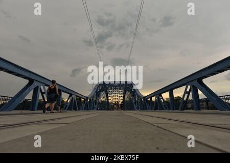 Vue sur le pont Jozef Pilsudski après travaux de rénovation. Le célèbre monument de Cracovie, construit en 1933, est apparu dans la liste des Schindler, un film américain réalisé et produit en 1993 par Steven Spielberg. Le pont est fermé depuis mars 2019 pour rénovation. 100 % de la structure en acier a été remplacée et les rambardes ont été réparées et couvertes de protection anticorrosion. Les piliers du pont ont été nettoyés et les chemins étaient pavés. Dans le cadre de l'investissement, la structure à treillis de 147,5 mètres de long du pont sera illuminée la nuit. Sur 16 août 2020, à Cracovie, petite Pologne Voivodeship, P. Banque D'Images