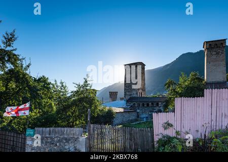 Mestia, Géorgie - septembre 2022 : vue sur le village de Mestia avec tours de Svan, village de Mestia dans la région de Svaneti, Géorgie. Mestia à Svaneti Banque D'Images