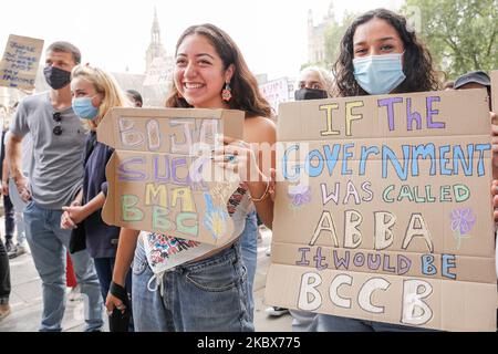 Des manifestations de jeunes sur la place du Parlement contre un nouveau système de notation des examens qui a été introduit dans le système éducatif britannique - Londres, Angleterre sur 16 août. Près de 280 000 élèves ont vu leurs notes De Niveau A rétrogradées après l'introduction du modèle controversé Ofqual. 5 millions de GCSE seront attribués à l'aide de cet algorithme. Les manifestants affirment que l'Ofqual a des privilèges dans les écoles privées et rétrograde les étudiants d'origines moins privilégiées. (Photo par Dominika Zarzycka/NurPhoto) Banque D'Images