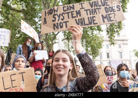 Des manifestations de jeunes sur la place du Parlement contre un nouveau système de notation des examens qui a été introduit dans le système éducatif britannique - Londres, Angleterre sur 16 août. Près de 280 000 élèves ont vu leurs notes De Niveau A rétrogradées après l'introduction du modèle controversé Ofqual. 5 millions de GCSE seront attribués à l'aide de cet algorithme. Les manifestants affirment que l'Ofqual a des privilèges dans les écoles privées et rétrograde les étudiants d'origines moins privilégiées. (Photo par Dominika Zarzycka/NurPhoto) Banque D'Images