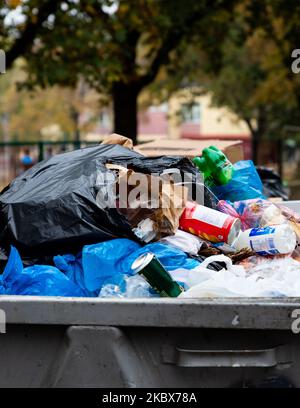 Belgrade, Serbie - 02 novembre 2022 : benne pleine de déchets. Les ordures tombent partout. Arrêter la pollution, commencer le recyclage et sauver notre planète Banque D'Images