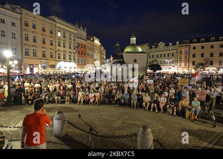 Des manifestants ont été vus sur la place du marché principal de Cracovie. Samedi soir, des membres de la diaspora biélorusse locale, des militants et des supporters locaux se tapis pour exprimer leur solidarité avec les Biélorusses lors du rassemblement de solidarité organisé à Cracovie. Sur 15 août 2020, à Cracovie, en Pologne. (Photo par Artur Widak/NurPhoto) Banque D'Images