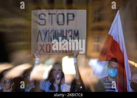 Des manifestants ont été vus sur la place du marché principal de Cracovie. Samedi soir, des membres de la diaspora biélorusse locale, des militants et des supporters locaux se tapis pour exprimer leur solidarité avec les Biélorusses lors du rassemblement de solidarité organisé à Cracovie. Sur 15 août 2020, à Cracovie, en Pologne. (Photo par Artur Widak/NurPhoto) Banque D'Images