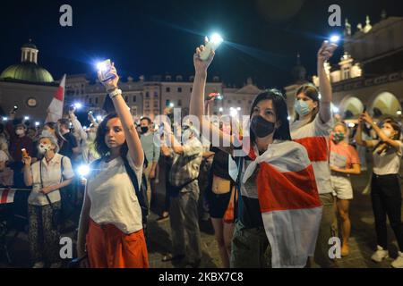 Des manifestants ont été vus sur la place du marché principal de Cracovie. Samedi soir, des membres de la diaspora biélorusse locale, des militants et des supporters locaux se tapis pour exprimer leur solidarité avec les Biélorusses lors du rassemblement de solidarité organisé à Cracovie. Sur 15 août 2020, à Cracovie, en Pologne. (Photo par Artur Widak/NurPhoto) Banque D'Images