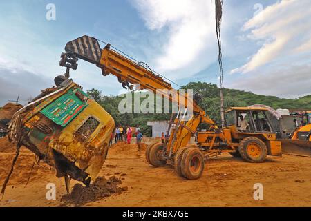 Véhicules enterrés dans des décombres de glissement de terrain suite à de fortes pluies récupérées dans la colonie Sundar Nagar Ganesh Vihar, Lal Dungari , à Jaipur, Rajasthan, Inde, août 16,2020.(photo de Vishal Bhatnagar/NurPhoto) Banque D'Images