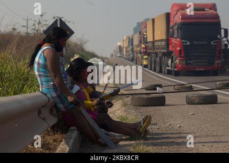 Les populations indigènes Kayapó des villages 'Baú' et 'Menkragnoti', près de la ville de Novo Progresso, au sud de Pará, au Brésil, sur 17 août 2020 , bloquent l'autoroute BR-163 pour protester contre le manque de ressources pour lutter contre la COVID-19, Et de réclamer le dialogue par une partie du gouvernement dans les plans de la Ferrogrão, un projet de chemin de fer pour le transport des céréales entre la région du Midwest et le port de Mirituba, dans le nord de l'état de Pará, lundi matin, sur 17 août 2020. (Photo d'Ernesto Carriço/NurPhoto) Banque D'Images