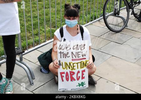 Les manifestants se rallient au centre commercial Independence Mall pour exiger la fin de la violence par les armes à feu et que les deux partis politiques donnent la priorité à la vie des Américains pauvres par rapport aux bénéfices des entreprises de Philadelphie, en Pennsylvanie, sur 17 août 2020. (Photo par Cory Clark/NurPhoto) Banque D'Images