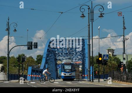 Vue sur un tramway local vu sur le pont Jozef Pilsudski récemment rénové dans le quartier de Podgorze à Cracovie. Sur 17 août 2020, à Cracovie, en Pologne. (Photo par Artur Widak/NurPhoto) Banque D'Images