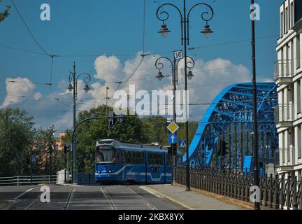 Vue sur un tramway local vu sur le pont Jozef Pilsudski récemment rénové dans le quartier de Podgorze à Cracovie. Sur 17 août 2020, à Cracovie, en Pologne. (Photo par Artur Widak/NurPhoto) Banque D'Images