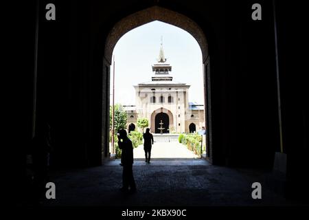 les musulmans cachemiriens arrivent pour des prières à la grande mosquée de Kashmira Jamia Masjid à Srinagar, au Cachemire administré par l'Inde, le 17 août 2020. Les autorités gouvernementales ont levé le confinement après cinq mois pour s'attaquer à la propagation de Covid-19 dans la vallée. (Photo de Muzamil Mattoo/NurPhoto) Banque D'Images