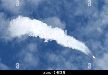 18 août 2020 - Cape Canaveral, Floride, États-Unis - Une fusée SpaceX Falcon 9 transportant 58 satellites pour le réseau Internet à large bande Starlink de SpaceX et trois satellites d'imagerie terrestre SkySat se lancent à la station de la Force aérienne de Cape Canaveral sur 18 août 2020, à Cape Canaveral, en Floride. (Photo de Paul Hennessy/NurPhoto) Banque D'Images