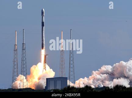 18 août 2020 - Cape Canaveral, Floride, États-Unis - Une fusée SpaceX Falcon 9 transportant 58 satellites pour le réseau Internet à large bande Starlink de SpaceX et trois satellites d'imagerie terrestre SkySat lancés à partir du PAD 40 à la station de la Force aérienne de Cape Canaveral sur 18 août 2020 à Cape Canaveral, en Floride. (Photo de Paul Hennessy/NurPhoto) Banque D'Images