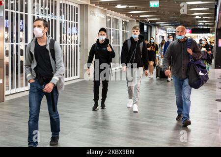 Les passagers se trouvant dans des masques protecteurs sont vus au salon de départ de l'aéroport de Londres Luton, car les vols en provenance du Royaume-Uni ne fonctionnent toujours pas à pleine capacité alors que le pays tente de prendre le contrôle de la pandémie de Covid-19 à 18 août 2020. (Photo par Dominika Zarzycka/NurPhoto) Banque D'Images